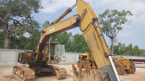 ขาย แบคโฮ KOMATSU PC220-3 รถใช้งานได้ปกติ เอกสารเล่มทะเบียนครบ ราคาต่อรองได้