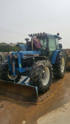 ขายรถไถฟอร์ดรุ่น 8240 มีอินวอยซ์ ใช้งานน้อยคะ