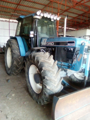 ขายรถไถฟอร์ดรุ่น 8240 มีอินวอยซ์ ใช้งานน้อยคะ