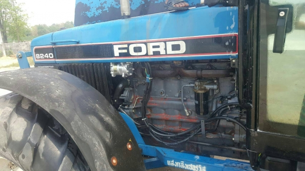 ขายรถไถฟอร์ดรุ่น 8240 มีอินวอยซ์ ใช้งานน้อยคะ