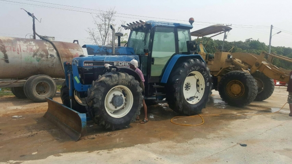 ขายรถไถฟอร์ดรุ่น 8240 มีอินวอยซ์ ใช้งานน้อยคะ