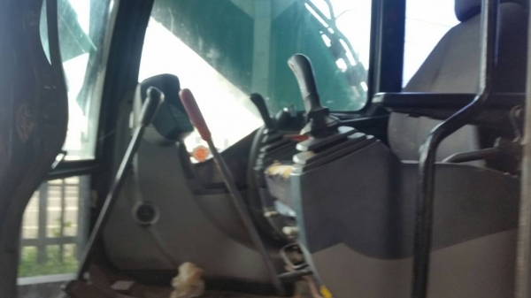 ขาย 1,750,000 KOBELCO sk 200-8 super X  ทำงาน 7,000 ชม. เครื่องดี ปั้มแรง ไฟฟ้าครบ แต่สีไม่สวย รถพร้อมใช้(รถอยู่ นครปฐม) 090-772-3710 090-772-3708