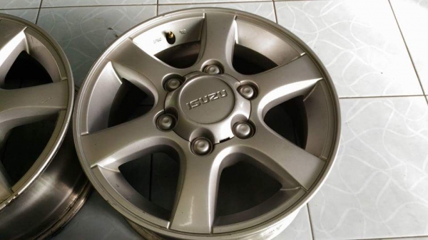 ล้อแม็ก Isuzu D-max ขอบ 15 สภาพสวย เดิมๆ สีเดิม ไม่ซ่อม ไม่คด ไม่ดุ้ง มีริ้วรอยตามการใช้งาน พร้อมใช้ ทั้งชุด 4,800 ใส่ถ่วงฟรี ส่งทั่วไทยค่ะ