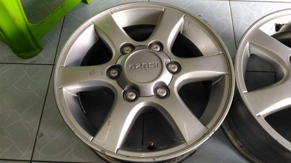 ล้อแม็ก Isuzu D-max ขอบ 15 สภาพสวย เดิมๆ สีเดิม ไม่ซ่อม ไม่คด ไม่ดุ้ง มีริ้วรอยตามการใช้งาน พร้อมใช้ ทั้งชุด 4,800 ใส่ถ่วงฟรี ส่งทั่วไทยค่ะ