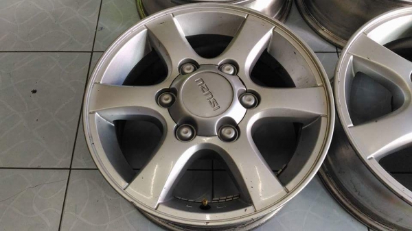 ล้อแม็ก Isuzu D-max ขอบ 15 สภาพสวย เดิมๆ สีเดิม ไม่ซ่อม ไม่คด ไม่ดุ้ง มีริ้วรอยตามการใช้งาน พร้อมใช้ ทั้งชุด 4,800 ใส่ถ่วงฟรี ส่งทั่วไทยค่ะ