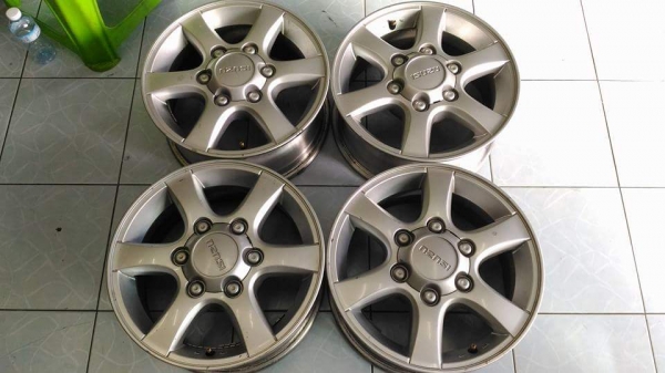 ล้อแม็ก Isuzu D-max ขอบ 15 สภาพสวย เดิมๆ สีเดิม ไม่ซ่อม ไม่คด ไม่ดุ้ง มีริ้วรอยตามการใช้งาน พร้อมใช้ ทั้งชุด 4,800 ใส่ถ่วงฟรี ส่งทั่วไทยค่ะ
