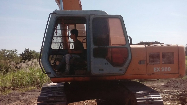 HITACHI EX 200-2  พร้อมใช้งาน เครื่องแน่น ปั้มแรง ชวงลางดี รถอยู่ชัยภูมิ สนใจ 0835601591 หรือ 0903494058