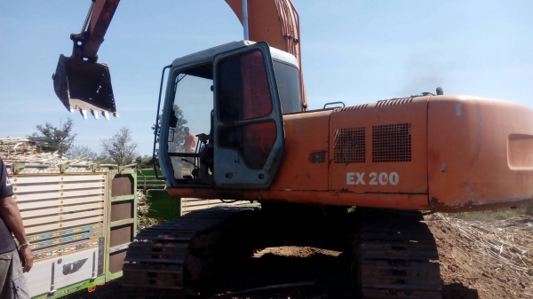 HITACHI EX 200-2  พร้อมใช้งาน เครื่องแน่น ปั้มแรง ชวงลางดี รถอยู่ชัยภูมิ สนใจ 0835601591 หรือ 0903494058