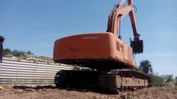 HITACHI EX 200-2  พร้อมใช้งาน เครื่องแน่น ปั้มแรง ชวงลางดี รถอยู่ชัยภูมิ สนใจ 0835601591 หรือ 0903494058
