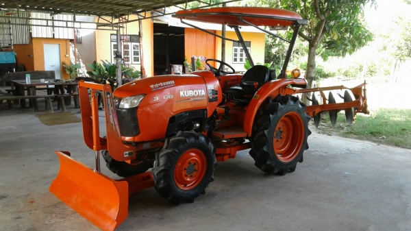 รถไถ 36 แรงปี  53 อุปกร 3 อย่าง   ซ. ม  600   นิด ฯฯ     ไม่ค่อยได้ทำงาน    มือเดียวป้ายแดง  ราคาเบาฯฯ  255000   บาท  วันทูคอล 0986683479 dtac 0991751349 สิทธิ์ คับ