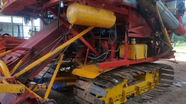 ขายรถเกี่ยวข้าวเกษตรพัฒนา เจ้าช้างไวไฟจอมพลัง ช่วงล่าง10เพลาใหญ่ ปั๊ม22อีตั้น เครื่อง6HE1 สภาพทำงานปกติ