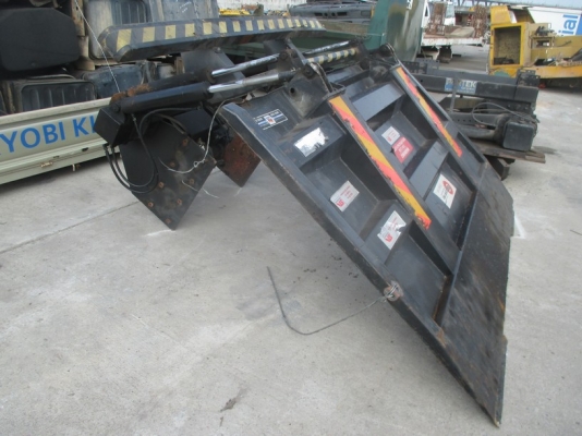 ขาย ลิฟท์ท้าย 4 กระบอกไฮดรอลิก 2.4 x 1.5 เมตร พร้อมปั้มไฟฟ้า