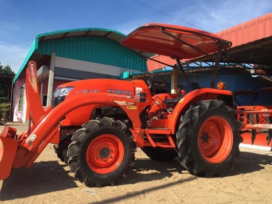 ขายรถไถคูโบต้า L3608  ทำงานเพียง 500 ชั่วโมง รถไร่เดิมๆสวยๆค่ะ จดทะเบียนปี 57 ค่ะ พร้อมอุปกรณ์ ใบมีดดันดินและผานพรวน ราคา 328,000 บาท พร้อมส่งฟรีถึงบ้าน โทรสอบถามได้เลยค่ะ 081-9136451 ขอดูรูปทาง Line:Bow6451  รถสวย สภาพพร้อมใช้งาน เครื่องดี เกียร์ดี ยางดี