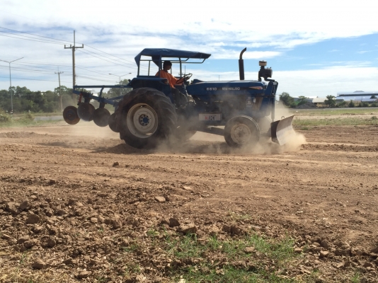 ขายรถไถFORD -77 (ราคา 248,000บาท) มีภาพวีดีโอ รถสภาพ พร้อมใช้งาน อุปกรณ์ครบพร้อม มีใบมีดดันหน้า ผานสภาพดีเครื่องแรงดี ระบบไฮดรอลิกส์ดี คูณ ชัยยา โทร 081-9972972 089-8451778