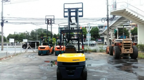 Komatsu FD25-11ขนาด2.5ตัน เสาสูง3เมตร เกียร์ออโต้ เครื่องยนต์ดีเซล4D95 ยางตันใหม่4เส้น ราคาต่อรองได้0816161541