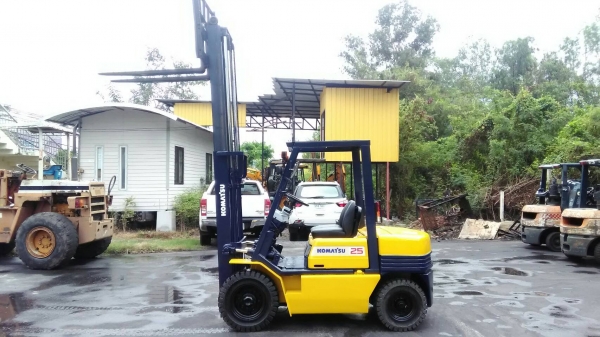 Komatsu FD25-11ขนาด2.5ตัน เสาสูง3เมตร เกียร์ออโต้ เครื่องยนต์ดีเซล4D95 ยางตันใหม่4เส้น ราคาต่อรองได้0816161541