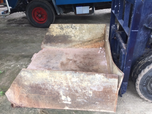 โคมัสสุ  1.5ตัน.  เสาสูง3เมตร.  ใช้งานได้มีกะบะยกพร้อมขาย 55000