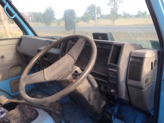 หัวรถNKR เก็บสีเก็บงานแล้ว เบาะหุ้มใหม่