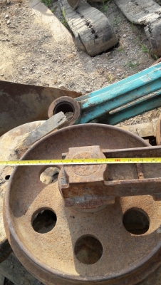 ล้อนำของรถขุดขนาด100-200 เส้นผ่าศูนย์กลาง35cm สันกว้าง 6.5cm ปีกล้อนำ 3.5cm กึ่งกลาง-กึ่งกลางรู15cm จากสันรู-สุด 65.5cm แป้นซ้าย-ขวา 10cm คู่ละ 8,500 บาท ล้อนำของรถขุดขนาด100-200 เส้นผ่าศูนย์กลาง35cm สันกว้าง 6.5cm ปีกล้อนำ 3.5cm กึ่งกลาง-กึ่งกลางรู15cm จากสันรู-สุด 65.5cm แป้นซ้าย-ขวา 10cm คู่ละ 8,500 บาท