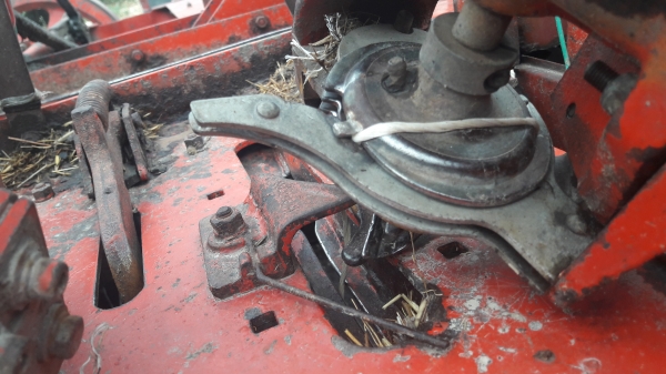 เครื่องอัดฟางแมสซี่124ป้ายเหลืองฝรั่งเศส