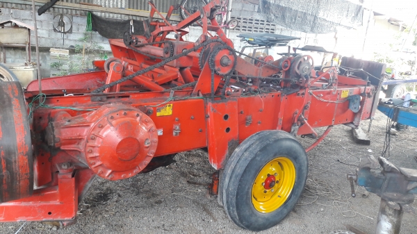 เครื่องอัดฟางแมสซี่124ป้ายเหลืองฝรั่งเศส