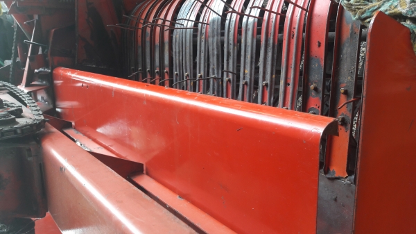 เครื่องอัดฟางแมสซี่124ป้ายเหลืองฝรั่งเศส