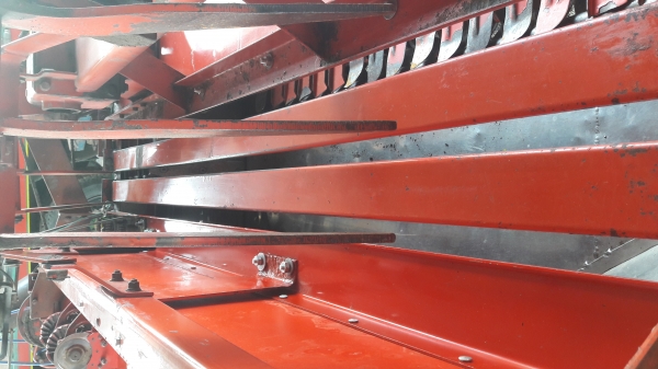 เครื่องอัดฟางแมสซี่124ป้ายเหลืองฝรั่งเศส