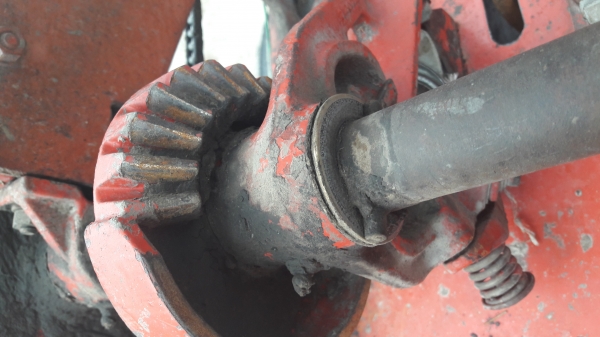 เครื่องอัดฟางแมสซี่124ป้ายเหลืองฝรั่งเศส