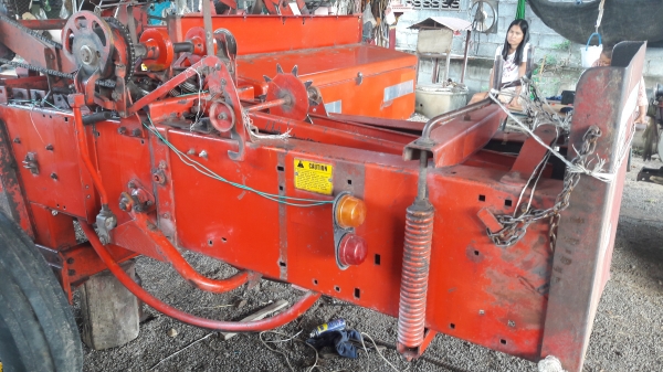 เครื่องอัดฟางแมสซี่124ป้ายเหลืองฝรั่งเศส