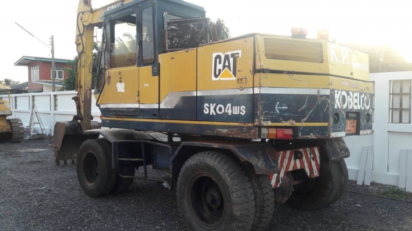 ขายรถแบคโฮล้อยาง KOBELCO SK04 WS พร้อมบุ้งกี๋กับหัวกระแทก พร้อมใช้งาน ราคา 550000