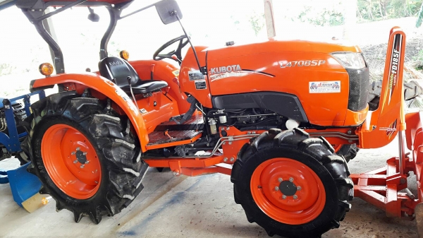 KUBOTA  L 4708 SP (4WD)  2 เพลา   สภาพใหม่สวยๆ   ชั่วโมงใช้   งานน้อย  สีเดิมทั้งคัน  พร้อมชุดใบมีดดันหน้า  ผาน4