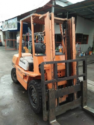 ขายโฟล์คลิฟ Toyotaรุ่น3 เครื่องดีเซล 3ตัน เสา3เมตร