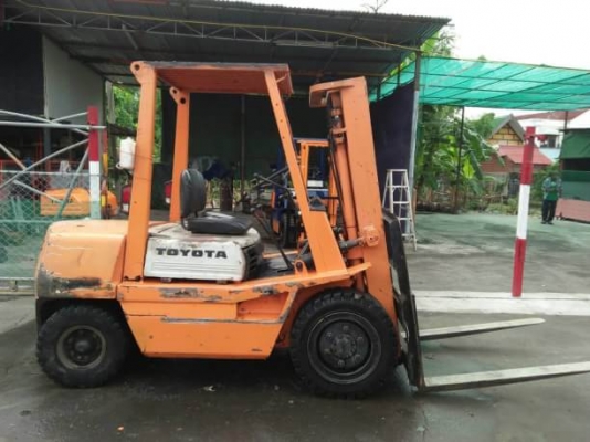 ขายโฟล์คลิฟ Toyotaรุ่น3 เครื่องดีเซล 3ตัน เสา3เมตร