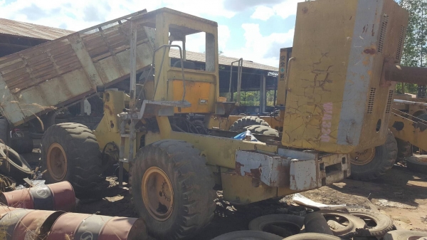 ขายตามสภาพ รถตัก KOMATSU WA320-1 SERIAL 10852 เครื่องและเกียร์มีให้ครบ ให้ไปซ่อมเองนะครับ ราคาคุยกันได้