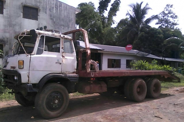 ขายรถบรรทุกรถแบคโฮท้ายลาด HINO 2เพลาบรรทุกรุ่น 200