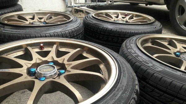 ขายแม็กCE28 ขอบ17 4รู100 พร้อมยางKUMHO ปี15 ดอกยางเต็มทุกเส้นแม็กสวยยางสวยไม่มีซ่อม จำนวน 1 ชุด