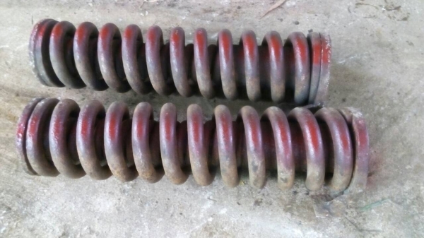 ขายชุดสปริงเร่งแทรก และลอนเลอร์ รถแทรกเตอร์ CAT-D-4 ขายไม่แพงสภาพตามรูป ของเก่าเก็บครับ