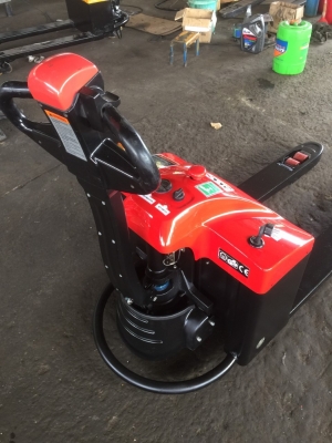 รถแฮนด์ลิฟท์ไฟฟ้า ขนาด 1.5 ตัน สภาพสวยเกิน 80\% สามารถใช้กับแบตรถยนต์ได้