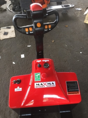 รถแฮนด์ลิฟท์ไฟฟ้า ขนาด 1.5 ตัน สภาพสวยเกิน 80\% สามารถใช้กับแบตรถยนต์ได้