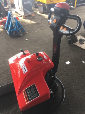 รถแฮนด์ลิฟท์ไฟฟ้า ขนาด 1.5 ตัน สภาพสวยเกิน 80\% สามารถใช้กับแบตรถยนต์ได้