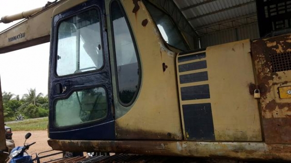 KOMATSU PC200-6 เครื่องดี ปั๊มแรง พร้อมใช้งาน ยังใช้งานอยู่ ไม่มีเอกสาร สีไม่สวยต้องเก็บใหม่ สนใจติด