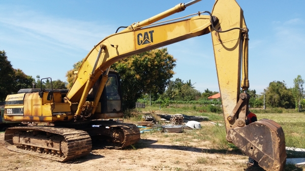 ขาย 650,000 CATTERPILAR 320 V 2 เครื่องดี ปั้มแรง ไฟฟ้าครบ ขาดทอเตอร์เร่ง โช่หนา รอนเลอร์ใหม่ เอวขยับนิด เฟรมพอใช้ได้ เอกสารเล่มทะนเบียน รถอยู่ จ.บุรีรัมย์ 090-772-3710 090-772-3708