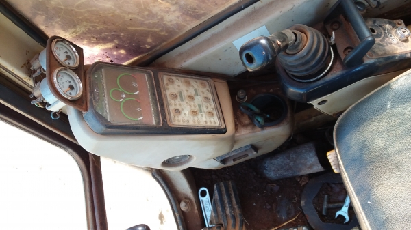 ขาย 650,000 CATTERPILAR 320 V 2 เครื่องดี ปั้มแรง ไฟฟ้าครบ ขาดทอเตอร์เร่ง โช่หนา รอนเลอร์ใหม่ เอวขยับนิด เฟรมพอใช้ได้ เอกสารเล่มทะนเบียน รถอยู่ จ.บุรีรัมย์ 090-772-3710 090-772-3708