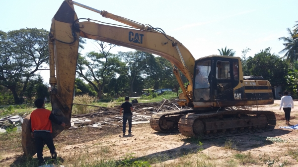 ขาย 650,000 CATTERPILAR 320 V 2 เครื่องดี ปั้มแรง ไฟฟ้าครบ ขาดทอเตอร์เร่ง โช่หนา รอนเลอร์ใหม่ เอวขยับนิด เฟรมพอใช้ได้ เอกสารเล่มทะนเบียน รถอยู่ จ.บุรีรัมย์ 090-772-3710 090-772-3708