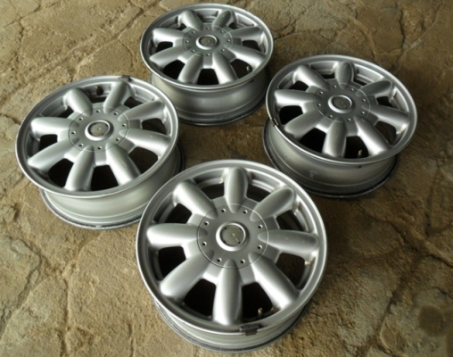 แม็กมินิแท้ๆ ลายกล้วย ขอบ15 อิตาลี่ 4รู100 (4วง 3,800)