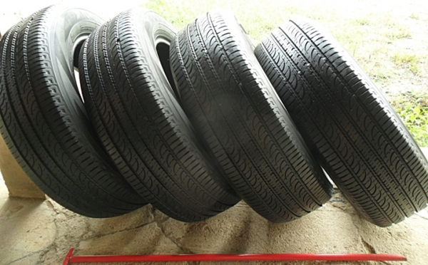 ยาง17  โยโกฮาม่า225-65-17 ลงพื้นปี16ดอกเกือบ 1เซ็น