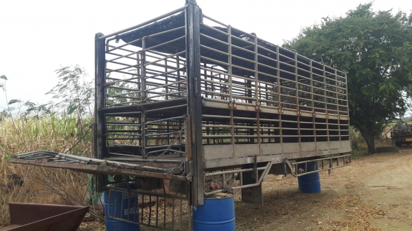 ขายครับ คอกรถหมู ยาว 6.50  มีลิปท้าย พร้อมใช้ ขายครับ คอกรถหมู ยาว 6.50  มีลิปท้าย พร้อมใช้