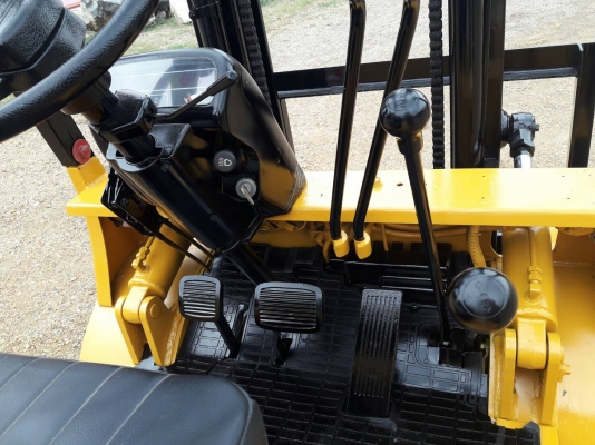 ขายรถยก MITSUBISHI  FD20 เครื่องดีเซล S45 เกียร์ธรรมดา ยางตันหน้าหลัง เสาสูง 3 เมตร ยกได้ 2 ตัน  ติดต่อ 098-7962549