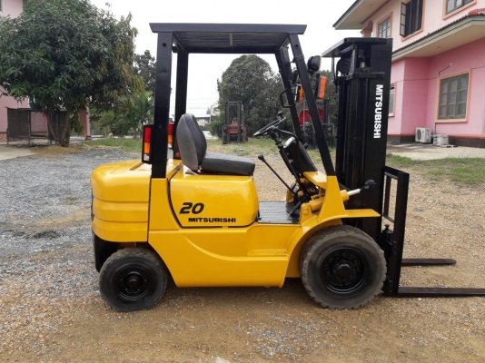 ขายรถยก MITSUBISHI  FD20 เครื่องดีเซล S45 เกียร์ธรรมดา ยางตันหน้าหลัง เสาสูง 3 เมตร ยกได้ 2 ตัน  ติดต่อ 098-7962549