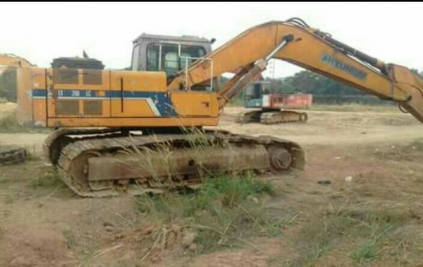 ขายรถแบ็คโฮ HUNDAI 200 เครื่อง6D31 ปั้มK3V สภาพใช้งานได้เลย อยู่ระยอง ราคา 285,000บ. สนใจ 0835601591 หรือ 0903494058